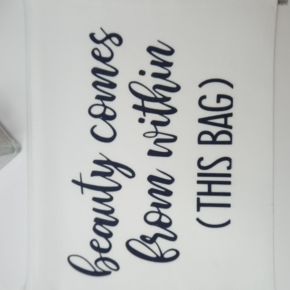 Canvas makeup bag with green tassel and printed design - Picture 2 of 3